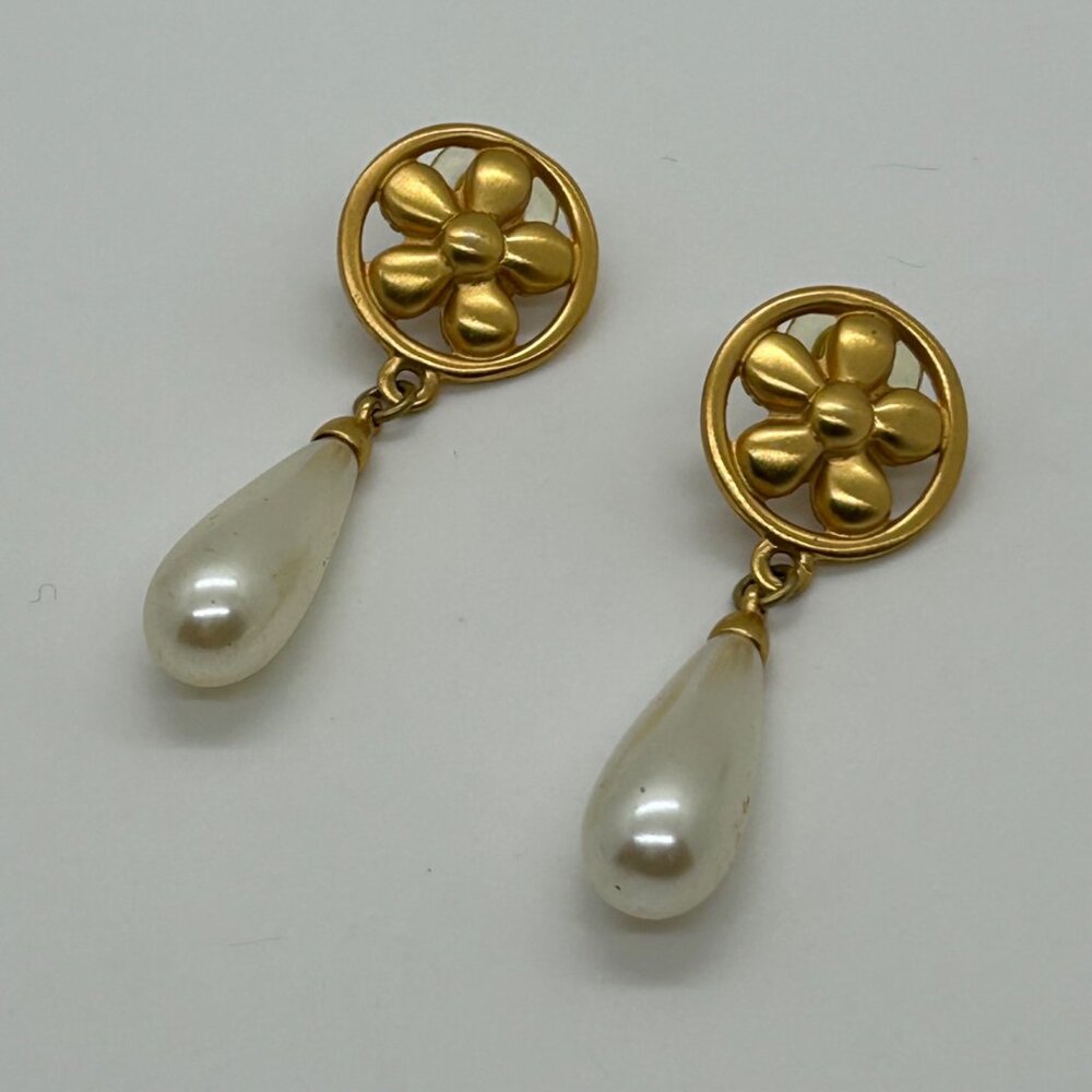 Vintage Anne Klein Gold Flower Round Stud Earrings With White Faux Pearl Drops - Picture 2 of 10